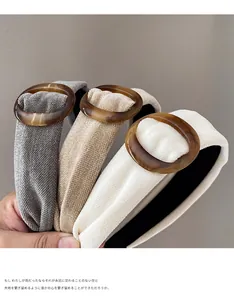 Detail van retro stoffen haarbanden met amberkleurige harsringen in een set van drie