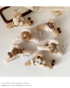 Détail macro de pinces à cheveux en peluche avec fleurs en dentelle et pompons