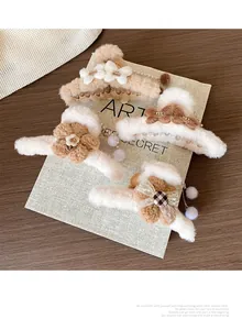 Détails des pinces à cheveux en peluche avec pampilles, perles et breloques bébé