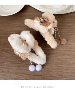 Détail de pinces à cheveux papillon en peluche avec nœuds en dentelle et perles