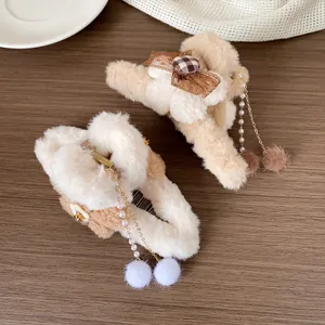 Pince à cheveux en peluche avec pampilles papillon couleur abricot et crème avec perles