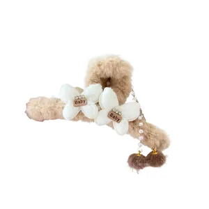Pince à cheveux papillon en peluche marron avec pompon perlé et fausse fourrure