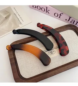 Lot de 3 pinces à cheveux banane en noir, léopard et ambre sur plateau décoratif