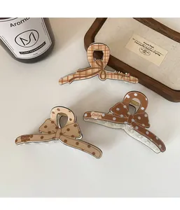 Détails de pinces à cheveux marron avec nœuds à pois et motifs à carreaux