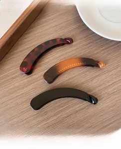 Lot de trois pinces banane en résine en couleurs écaille de tortue, ambre et noir pur