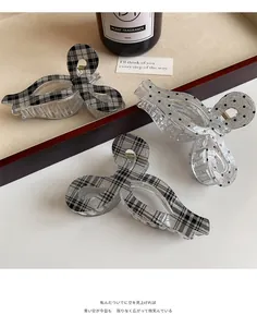 Vista dettagliata del set di 3 mollette per capelli con motivi a quadri, pois e glitter