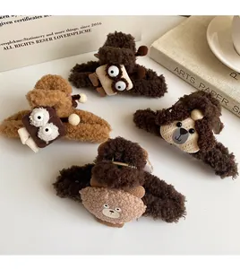 Macro detail van pluche haarclips met cartoon dieren van zacht imitatiebont in bruin en beige
