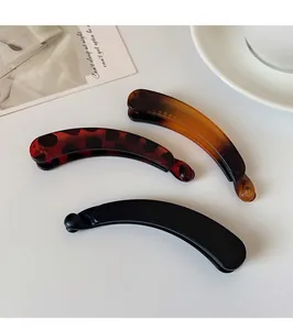 Lot de trois pinces à cheveux banane avec motifs léopard, écaille de tortue et noir poli