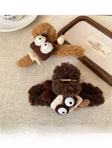 Détail de pinces à cheveux en peluche marron avec texture douce en laine d'agneau