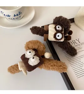 Détail de pinces à cheveux en peluche marron avec des yeux de dessin animé pour l'hiver