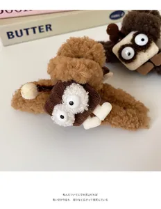 Gros plan d'une pince à cheveux en peluche avec décor d'os en marron et café doux