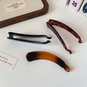 Lot de trois barrettes banane mates en noir, ambre et motifs léopard élégants