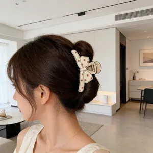 Pince à cheveux nœud à pois marron pour un chignon élégant et raffiné pour femme