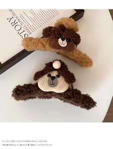 Détail de pinces à cheveux chien en peluche marron, accessoires de coiffure hiver doux
