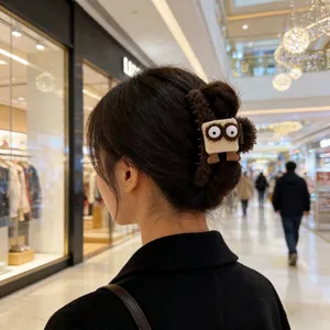 Pince à cheveux en peluche marron avec motif dessin animé mignon pour femmes