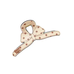 Pince à cheveux beige à pois marrons avec nœud papillon et texte Only chic
