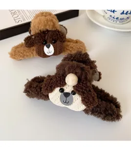 Vue détaillée de pinces à cheveux en peluche en forme d'animal avec texture douce brodée