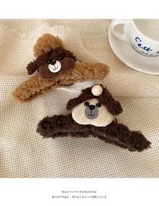 Détail des pinces à cheveux en peluche chien teddy en marron foncé et clair