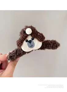 Détail de la pince à cheveux ours en peluche montrant la fourrure et la texture tricotée