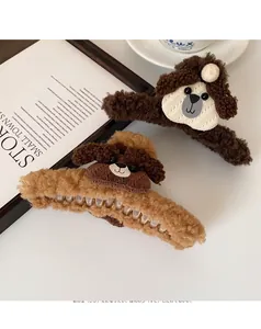 Détail de pinces à cheveux en peluche marron avec motif de petit ours mignon