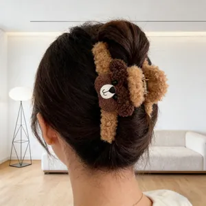 Pince à cheveux ours en peluche marron pour cheveux épais sur un modèle féminin