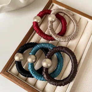 Cinco elegantes gomas de pelo plisadas con perlas metálicas en rojo oscuro y azul