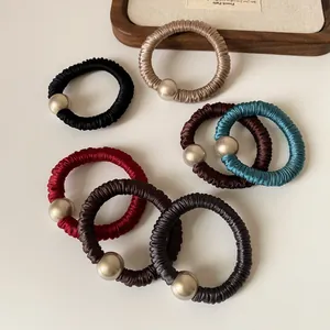 Set de 7 coleteros de satén plisado con elegantes cuentas doradas y colores retro