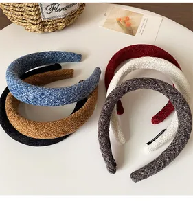 Détail de serre-têtes en tweed rembourrés de diverses couleurs avec étiquettes faites main