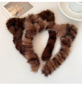 Trois serre-têtes en peluche avec oreilles de chat en marron, café et rayures