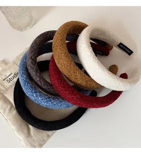Détail de serre-têtes texturés à carreaux en six couleurs avec étiquettes faites main