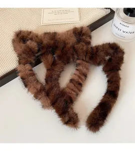 Détail de serre-têtes oreilles de chat en peluche avec motif léopard en fausse fourrure