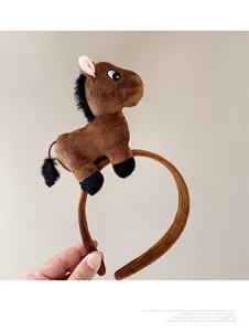 Nahaufnahme eines kreativen Plüsch-Pony-Haarreifs mit dunkelbrauner Textur und weichem Fell