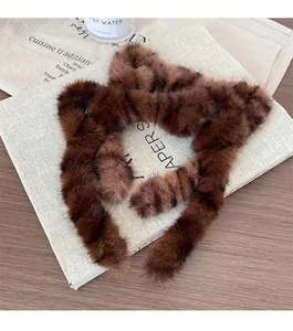 Gros plan d'un serre-tête épais en peluche marron avec détail de texture moelleuse