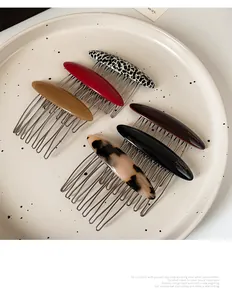 Dettaglio di pettini per capelli in acetato fatti a mano con stampa leopardata