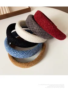 Vue détaillée de dessus de six serre-têtes en tweed de différentes couleurs sur blanc