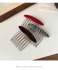 Dettaglio del set di tre eleganti pettini per capelli in acetato rosso, leopardo e ambra