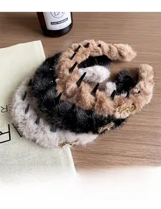 Dettaglio di cerchietti in peluche con denti a onda e logo Smile in metallo dorato