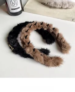 Dettaglio di cerchietti pelosi leopardati con denti antiscivolo e ciondoli smile dorati