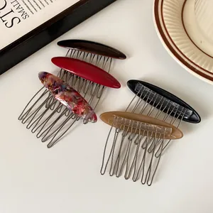 Set di cinque pettini per capelli in acetato con motivi tartarugati e marmo e denti in metallo