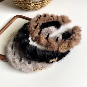 Cerchietti in peluche leopardati marroni, neri e grigi con eleganti dettagli in metallo