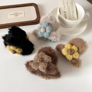 Elegante set pluchen haarklemmen met bloemen in vier kleuren voor de herfst en winter