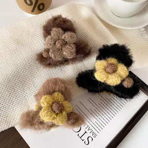 Elegante pluche bloem haarklemmen in zwart en bruin voor de winterstyling van dames