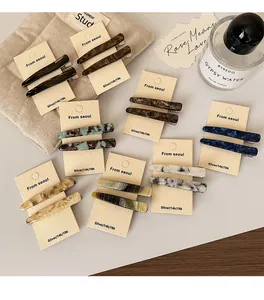 Détail de barrettes en acétate écaille de tortue sur carte avec style minimaliste