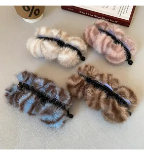 Macro-opname van pluchen bananenklemmen in vier kleuren met luxe imitatiebont