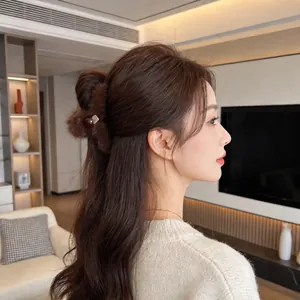 Plüsch-Haarklammer in Dunkelbraun mit Perlen-Detail für elegante Half-up-Haarfrisuren