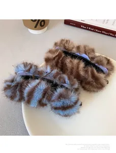 Detail van pluche banaan haarklem met tijgerstrepen en bruine imitatiebont klem