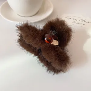 Eleganter dunkelbrauner Plüsch-Haarclip mit Bernsteinperle für Damen im Herbst