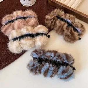 Chique banaan haarklemmen met pluizige faux fur pompons in vier elegante kleuren