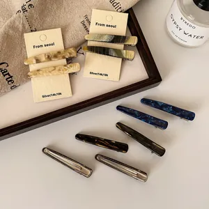 Barrettes à cheveux en acétate aux motifs marbrés avec base en métal sur décor esthétique