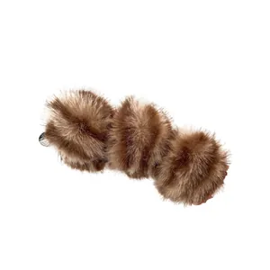 Bruine pluche haarklem met drie kunstbont pompons voor dames, stijlvol winteraccessoire